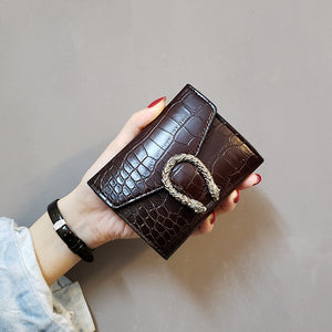 Women's short wallet 2019 retro wild wallet women's crocodile pattern buckle wallet simple fashion ladies clutch Free shipping