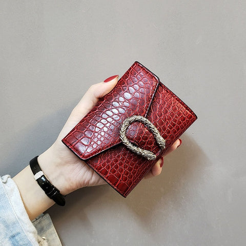 Women's short wallet 2019 retro wild wallet women's crocodile pattern buckle wallet simple fashion ladies clutch Free shipping