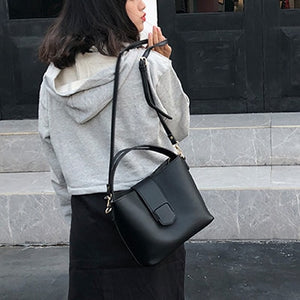 Designer Snake Pattern Wide Shoulder Strap Women Handbag Soft Leather Bucket Bag Casual  Shoulder Messenger Bag Composite Bag