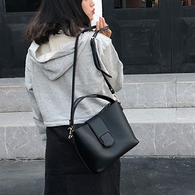 Designer Snake Pattern Wide Shoulder Strap Women Handbag Soft Leather Bucket Bag Casual  Shoulder Messenger Bag Composite Bag